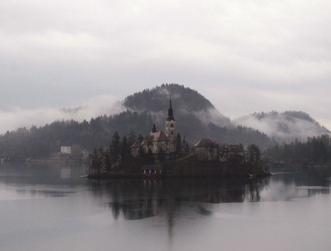 turismo en eslovenia: el lago bled un día de lluvia