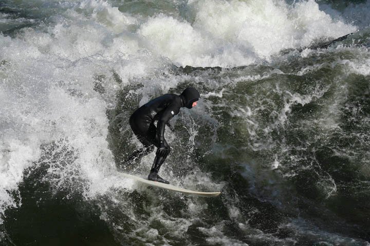 surf en la ola del eisbach en munich