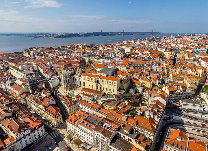 Vista aérea de Lisboa y el puente 25 de abril