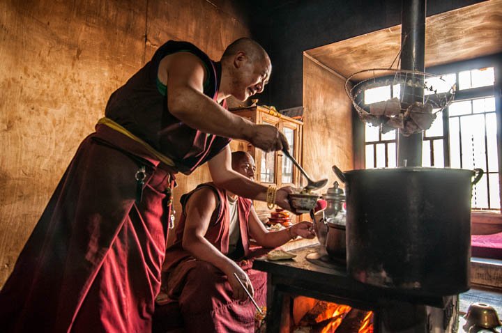 Monjes tibetanos cocinando en el monasterio