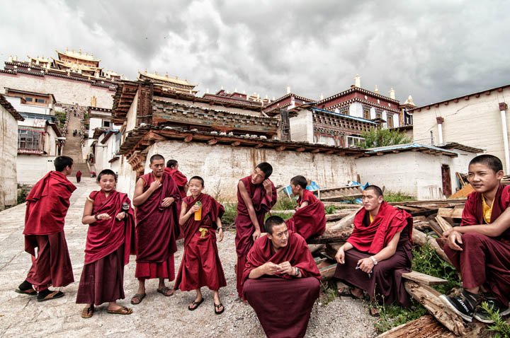Monjes tibetanos en los alrededores del monasterio Ganden Sumsetling