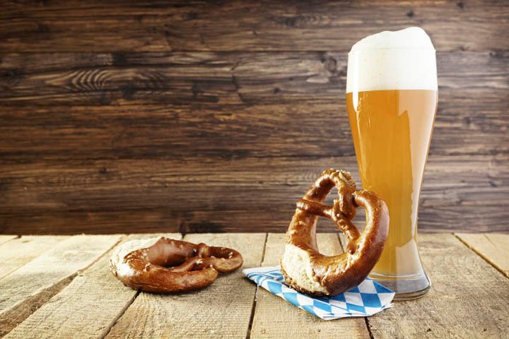 cerveza y pretzel por Oktoberfest