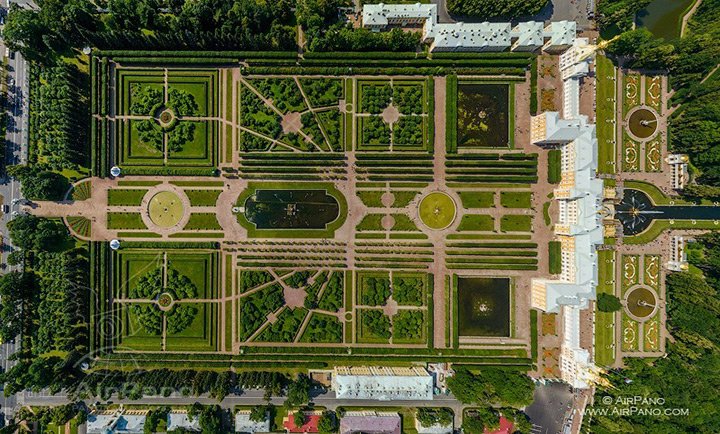 Jardín de Peterhof en San Petersburgo Rusia