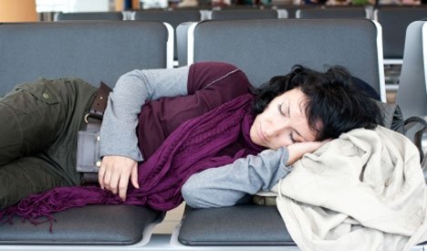 Mujer dormida en el aeropuerto