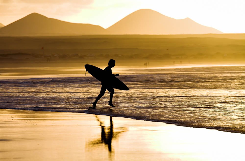 surf ern la playa de famara en lanzarote