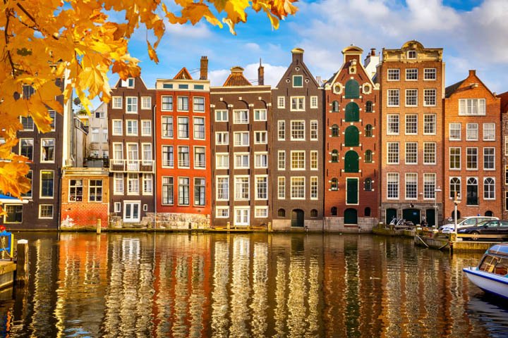 casas junto a un canal en Ámsterdam 