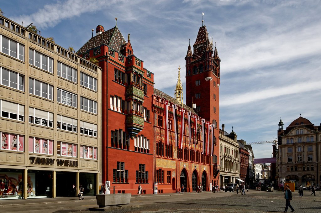 Qué ver en Basilea: ayuntamiento con la fachada de color rojo