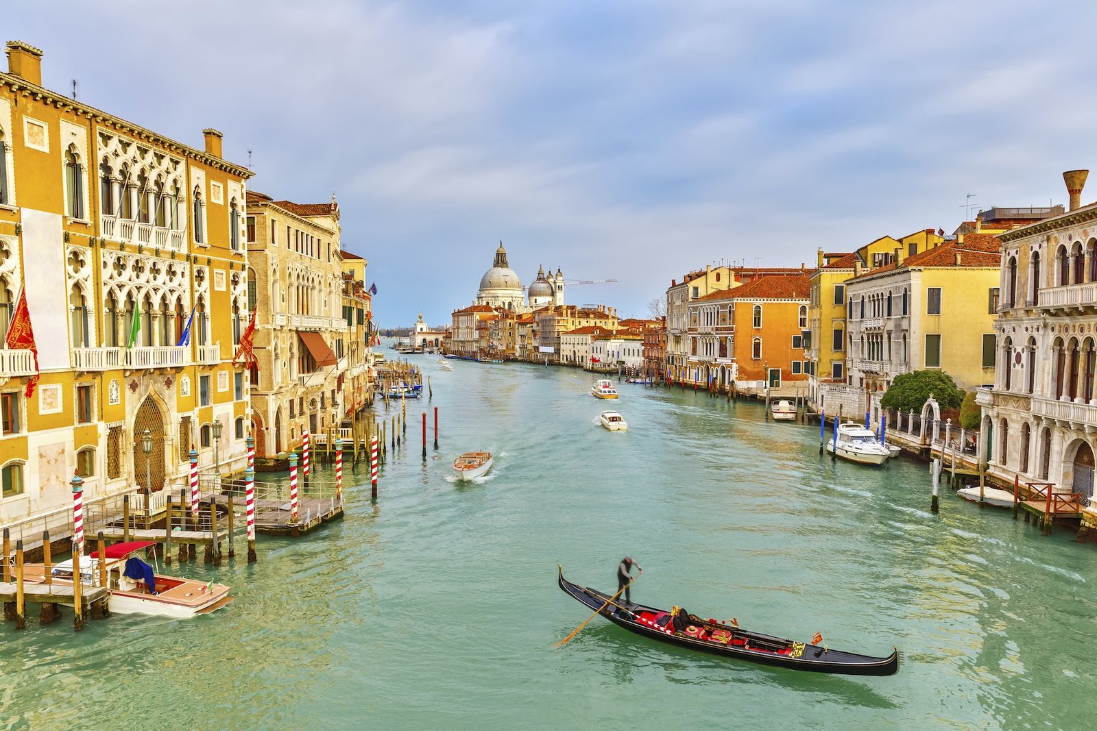 Recorrer en góndola los canales venecianos es un plan estupendo si se viaja al país mediterráneo