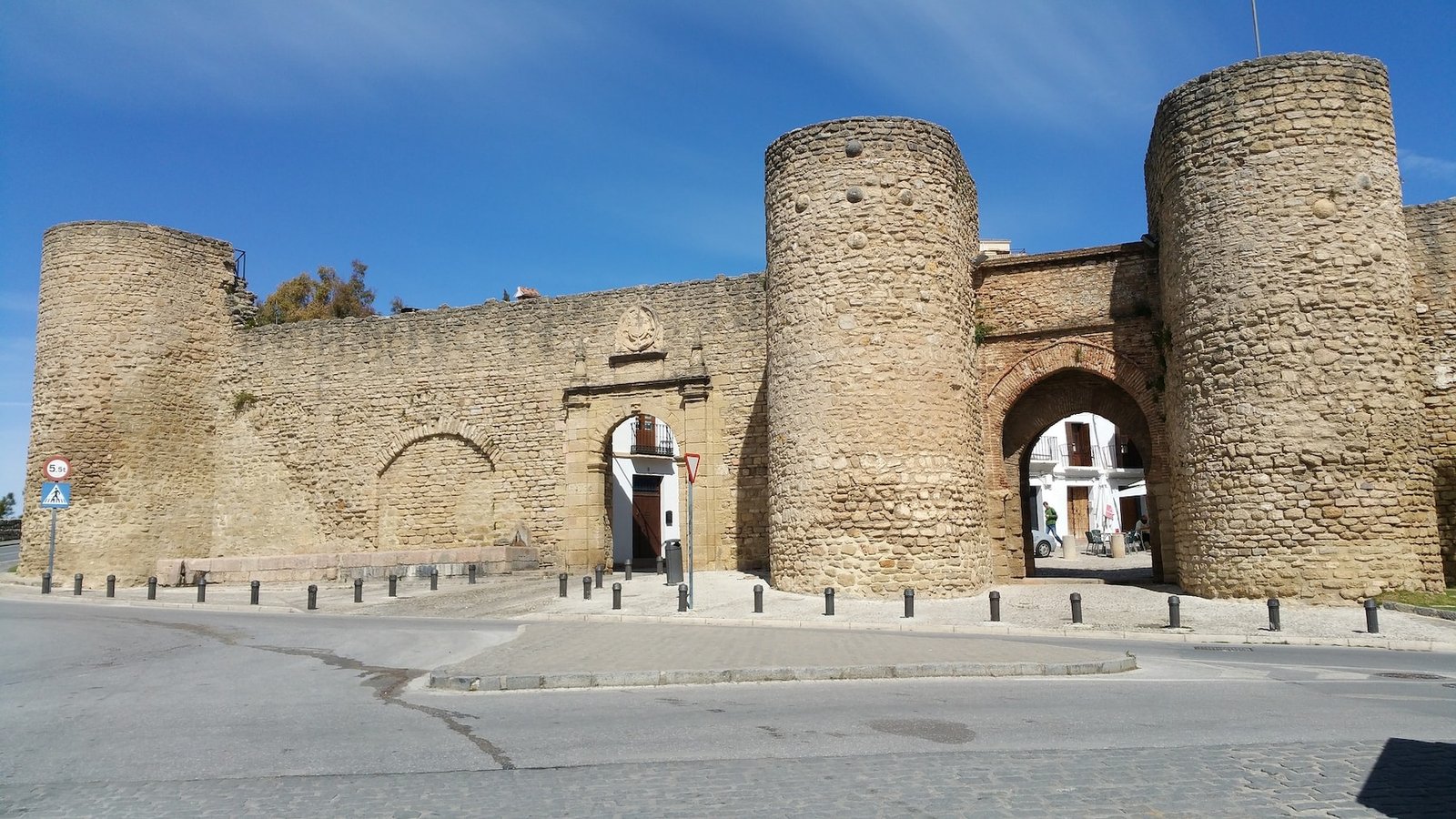 La Puerta de Almocábar fue levantada a finales del siglo XIII, en época musulmana.