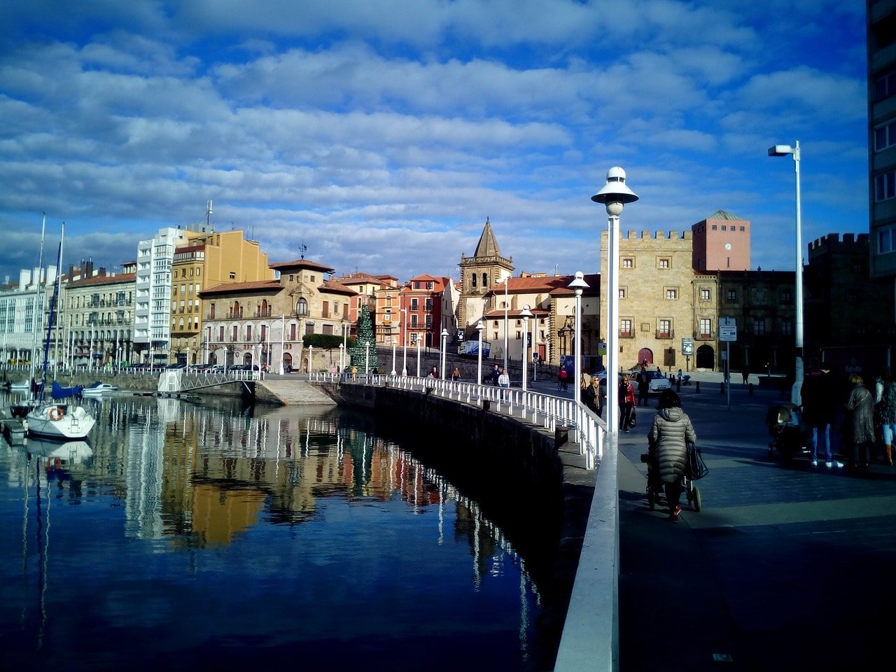 Puerto de la ciudad de Gijón en Asturias